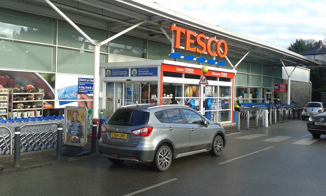 Tesco Lôn Parcwr